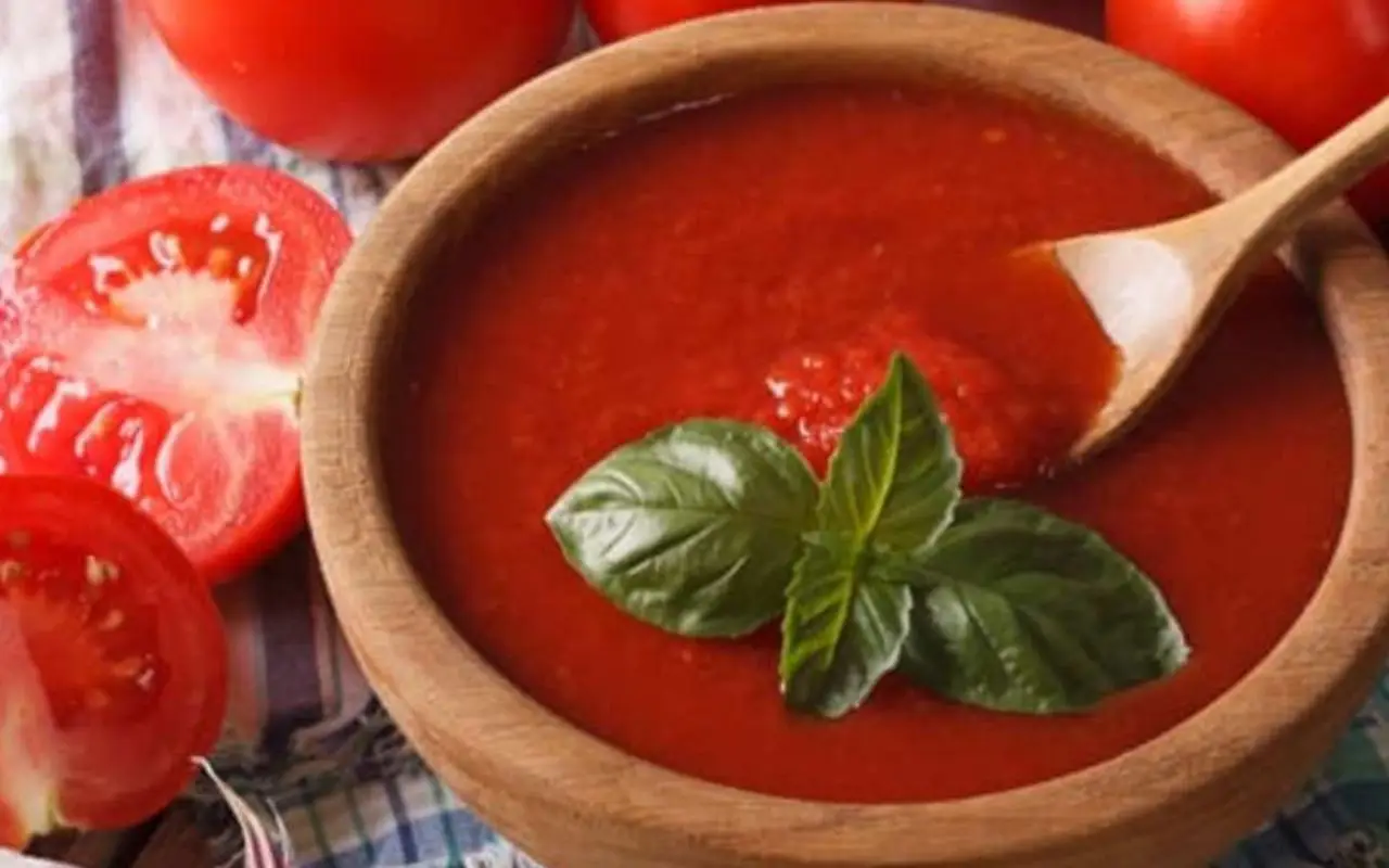 Come preparare una salsa al pomodoro densa e saporita? Il segreto è nella cottura lenta