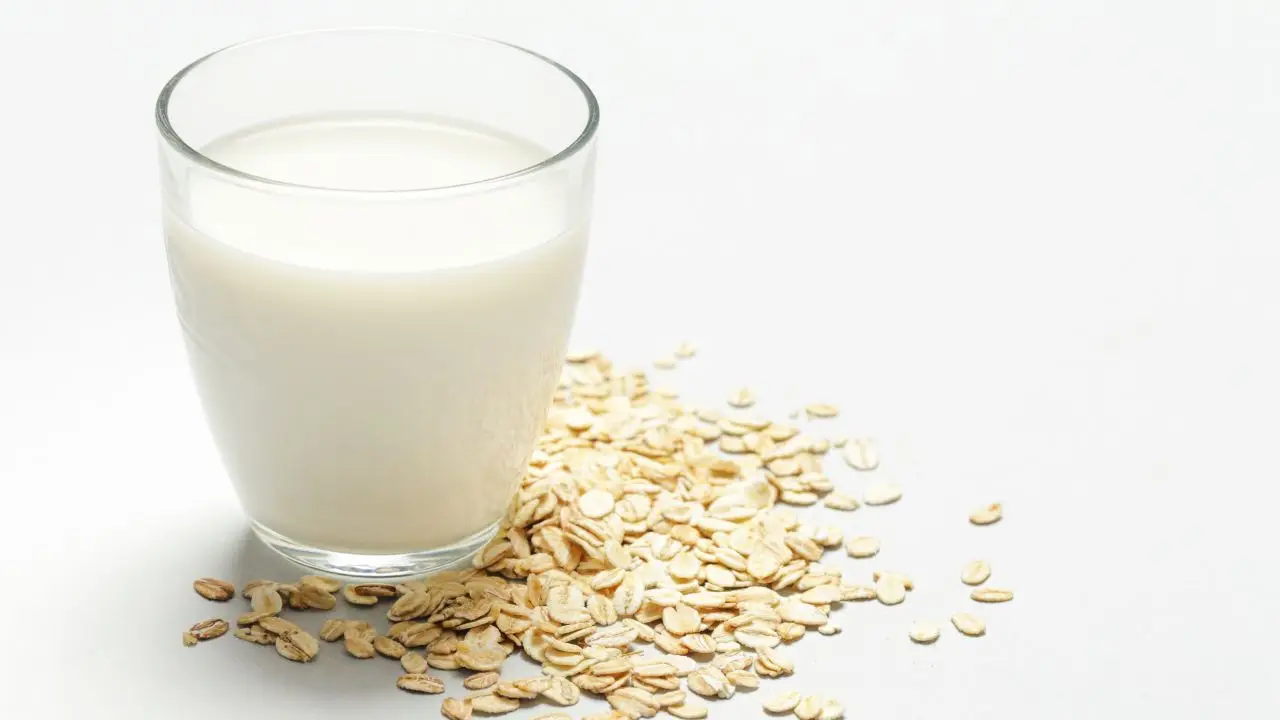 Bere latte d’avena al mattino fa bene? La risposta del nutrizionista