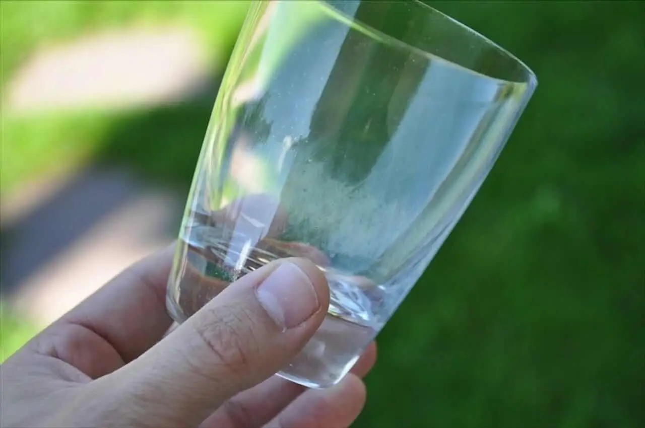 Come togliere le macchie d’acqua dura dai vetri? Il trucco usato dagli hotel