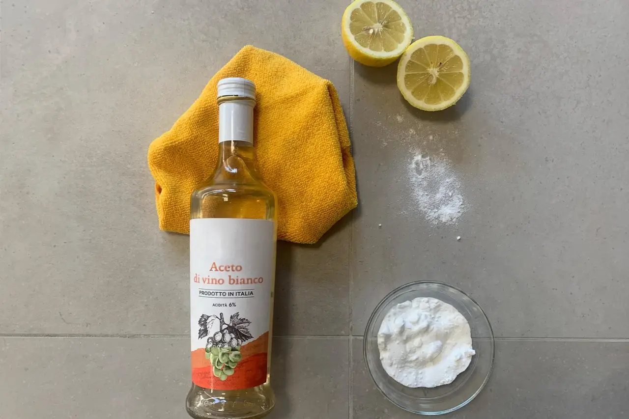 Come rimuovere le macchie di vino dal pavimento? Il trucco della nonna