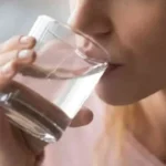 Bere due litri di acqua al giorno: ecco cosa succede a colesterolo e glicemia