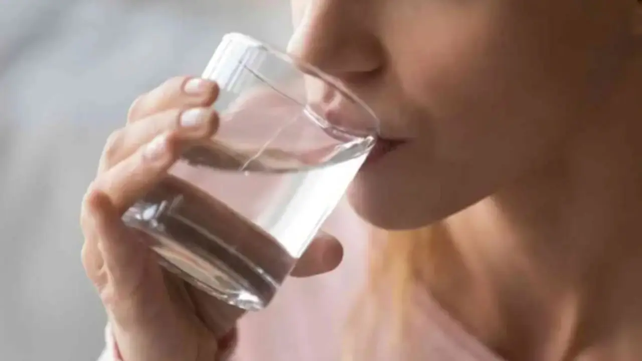 Bere due litri di acqua al giorno: ecco cosa succede a colesterolo e glicemia