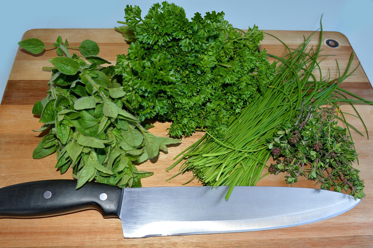 Erbe aromatiche fresche raccolte, pronte per insaporire piatti in cucina.
